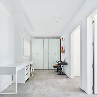 Foto de estudio contemporáneo con paredes blancas, escritorio independiente y suelo gris