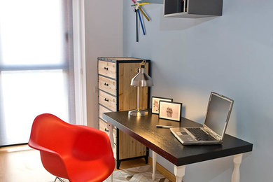 Diseño de despacho moderno pequeño sin chimenea con paredes azules, suelo de madera en tonos medios y escritorio empotrado