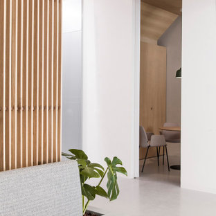 Modernes Arbeitszimmer mit Betonboden, grauem Boden und Holzdecke in Valencia