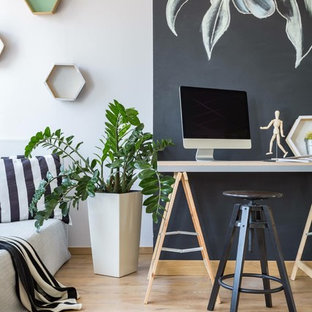 Immagine di un ufficio scandinavo con pareti multicolore, parquet chiaro e scrivania autoportante