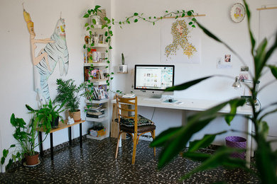 Imagen de despacho tropical pequeño con paredes blancas, suelo de baldosas de cerámica y escritorio empotrado
