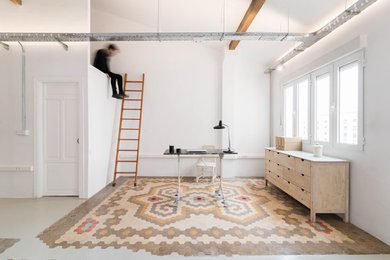 Imagen de estudio tradicional renovado pequeño con paredes blancas, suelo de baldosas de cerámica, escritorio independiente y suelo multicolor