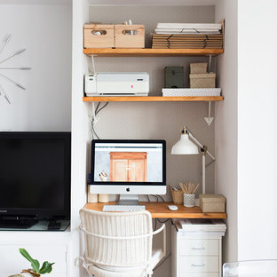 Inredning av ett klassiskt litet hemmastudio, med grå väggar, mellanmörkt trägolv och ett inbyggt skrivbord