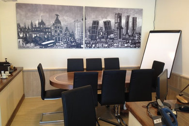Imagen de despacho actual de tamaño medio sin chimenea con paredes beige, suelo de madera en tonos medios y escritorio independiente