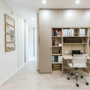 Diseño de despacho contemporáneo con paredes blancas, escritorio empotrado y suelo gris