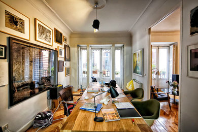 Imagen de despacho ecléctico de tamaño medio sin chimenea con paredes grises, suelo de madera en tonos medios y escritorio independiente