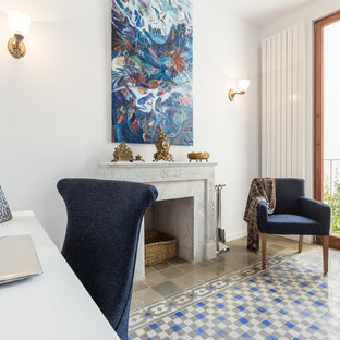 Inspiration pour un bureau bohème de taille moyenne avec un mur blanc, une cheminée standard, un sol en carrelage de céramique, un manteau de cheminée en plâtre et un bureau indépendant.