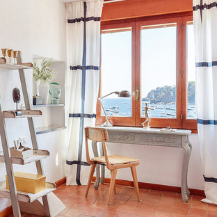 Exemple d'un petit bureau bord de mer avec un mur blanc, un sol en carreau de terre cuite, aucune cheminée, un bureau indépendant et un sol rouge.