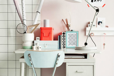 Ejemplo de despacho escandinavo pequeño con paredes rosas y escritorio empotrado