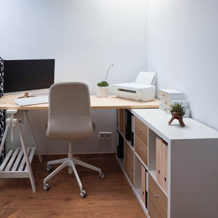 Réalisation d'un petit bureau nordique de type studio avec un mur blanc, sol en stratifié, un bureau indépendant et un sol beige.