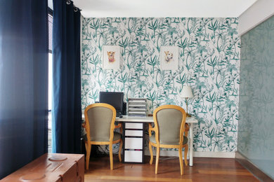 Ejemplo de despacho actual con paredes verdes y papel pintado