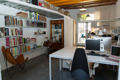 バルセロナにある低価格の小さなおしゃれな書斎の写真