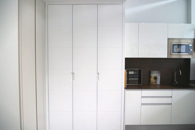 マドリードにある中くらいなコンテンポラリースタイルのおしゃれなアトリエ・スタジオ (白い壁、磁器タイルの床、暖炉なし、自立型机、グレーの床) の写真