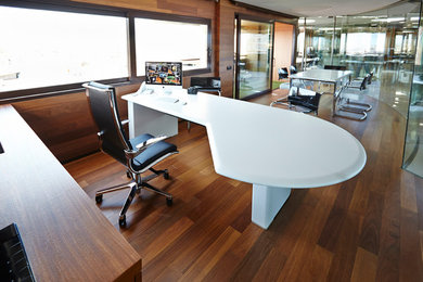 Foto de despacho actual de tamaño medio sin chimenea con paredes marrones, suelo de madera oscura y escritorio independiente