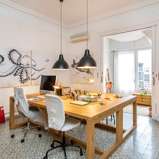 Esempio di una stanza da lavoro boho chic di medie dimensioni con pareti bianche, pavimento con piastrelle in ceramica, nessun camino, scrivania autoportante e pavimento multicolore