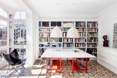 Idéer för ett mellanstort modernt hemmabibliotek, med vita väggar, ett fristående skrivbord och klinkergolv i keramik