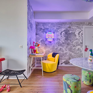 Inspiration pour un bureau bohème de taille moyenne avec un mur blanc, un sol en bois brun et un bureau indépendant.