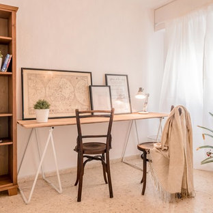 Imagen de despacho mediterráneo con paredes blancas, escritorio independiente y suelo beige