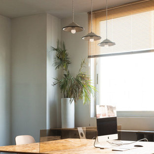 Kleines Industrial Arbeitszimmer mit Studio, grauer Wandfarbe, Tapetendecke und Tapetenwänden in Barcelona