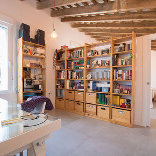 Foto de sala de manualidades actual con paredes blancas, escritorio independiente y suelo gris