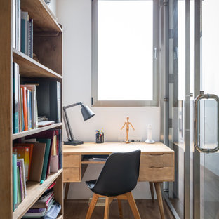 Diseño de despacho contemporáneo, de tamaño medio, con paredes blancas, suelo de madera en tonos medios, escritorio independiente y suelo beige