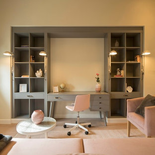 Modelo de despacho clásico renovado, grande, con paredes beige, suelo laminado y suelo beige