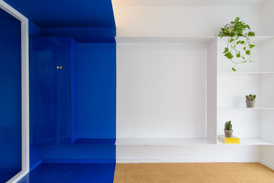 Ejemplo de despacho minimalista pequeño con paredes azules, moqueta y suelo azul