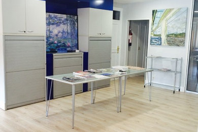 Imagen de despacho contemporáneo grande con paredes grises y suelo de madera clara