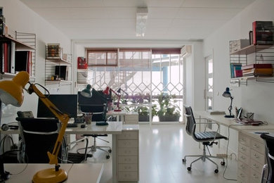 バルセロナにあるコンテンポラリースタイルのおしゃれなホームオフィス・書斎の写真