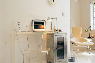 他の地域にあるお手頃価格の小さなインダストリアルスタイルのおしゃれな書斎 (白い壁、コンクリートの床、暖炉なし、自立型机) の写真