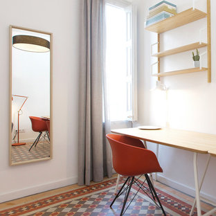 Idee per un piccolo atelier tradizionale con pareti grigie, pavimento con piastrelle in ceramica, scrivania autoportante e pavimento multicolore