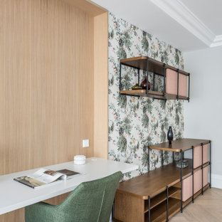 Foto de estudio papel pintado y madera, contemporáneo, de tamaño medio, papel pintado y madera, con paredes grises, escritorio empotrado, suelo beige, papel pintado y madera