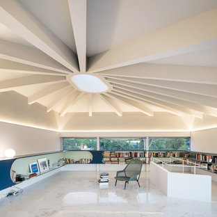 Imagen de despacho contemporáneo, sin chimenea, con paredes blancas y suelo blanco