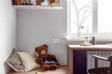 Источник вдохновения для домашнего уюта: детская в современном стиле с рабочим местом и коричневым полом