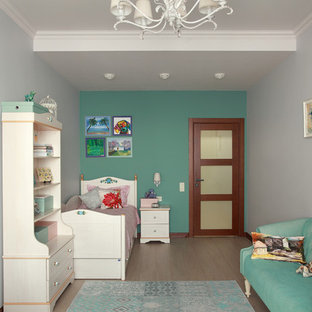 Foto di una cameretta per bambini country di medie dimensioni con pareti multicolore, pavimento in laminato e pavimento beige