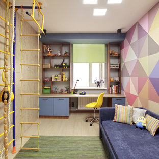 Idee per una cameretta per bambini da 4 a 10 anni boho chic di medie dimensioni con pareti multicolore, pavimento in laminato e pavimento beige