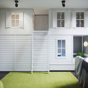 Imagen de dormitorio infantil de 4 a 10 años, contemporáneo, de tamaño medio, con paredes grises y suelo de madera oscura