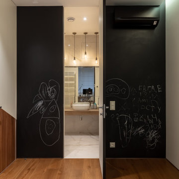 Черная меловая поверхность в детской со встроенной дверью