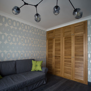 Idées déco pour une chambre d'enfant scandinave avec un mur gris, un sol en bois foncé et un sol noir.