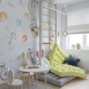 Ispirazione per una piccola cameretta per bambini da 1 a 3 anni nordica con pavimento in laminato, pavimento beige e pareti bianche