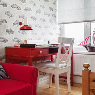 Immagine di una piccola cameretta per bambini da 4 a 10 anni tradizionale con pareti beige e parquet chiaro