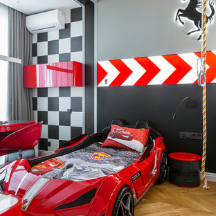 Réalisation d'une chambre d'enfant de 4 à 10 ans tradition de taille moyenne avec un mur gris, un sol en bois clair, un sol beige, un plafond décaissé et du lambris.