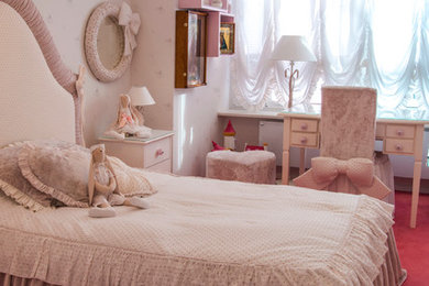 Ejemplo de dormitorio infantil de 4 a 10 años romántico de tamaño medio con paredes beige y moqueta