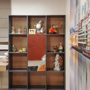 Ispirazione per una cameretta da bambino da 4 a 10 anni industriale di medie dimensioni con pareti multicolore, pavimento in laminato e pavimento giallo