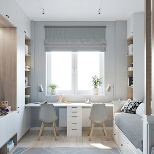 Esempio di una cameretta per bambini da 4 a 10 anni nordica di medie dimensioni con pareti grigie, pavimento in laminato e pavimento beige