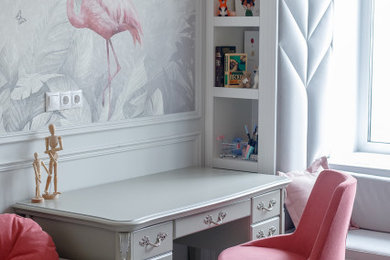Ejemplo de dormitorio infantil de 4 a 10 años tradicional de tamaño medio con paredes rosas, suelo laminado, suelo gris, bandeja y papel pintado