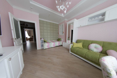 На фото: детская в стиле шебби-шик с спальным местом, розовыми стенами, полом из ламината, бежевым полом и обоями на стенах для ребенка от 4 до 10 лет с