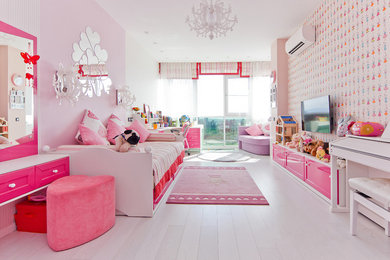 На фото: детская среднего размера в современном стиле с спальным местом, розовыми стенами, полом из ламината и белым полом для ребенка от 4 до 10 лет, девочки с