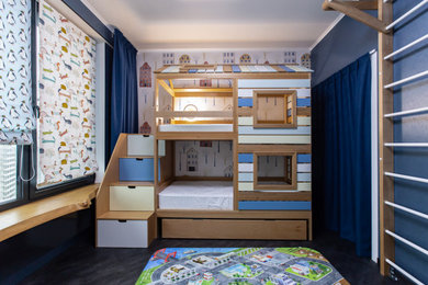 モスクワにあるコンテンポラリースタイルのおしゃれな子供部屋 (青い壁) の写真