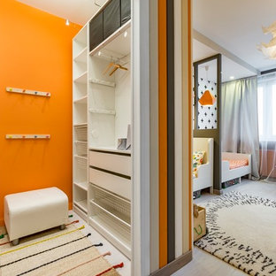 Idee per una cameretta neutra da 4 a 10 anni scandinava con pareti arancioni, parquet chiaro e pavimento grigio